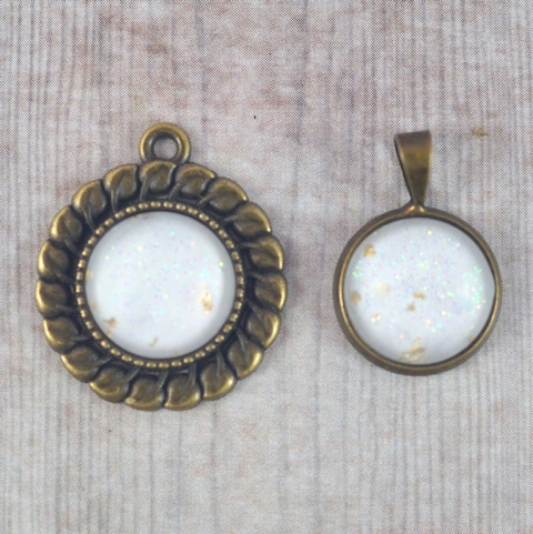 KABOSZON Z PŁATKAMI ZŁOTA 10 mm