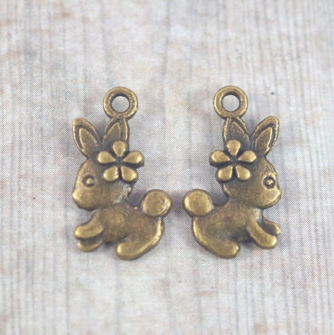 ZAWIESZKA ZAJĄCZEK Z KWIATKIEM STARE ZŁOTO