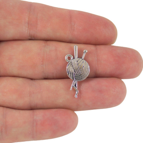 ZAWIESZKA WŁÓCZKA Z DRUTAMI