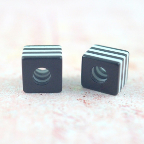 KORALIK KOSTKA CZARNA 2 szt.