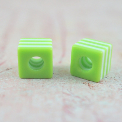 KORALIK KOSTKA JASNO ZIELONA 2 szt.