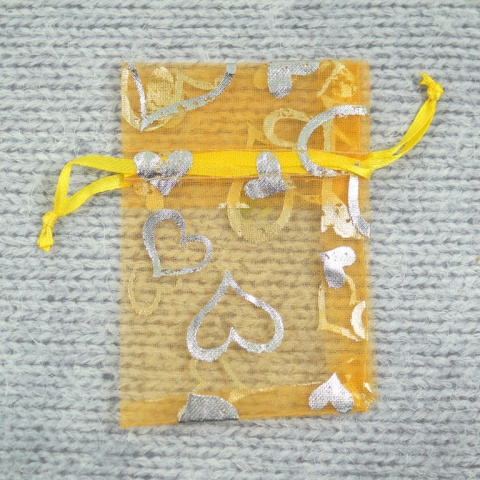 WORECZEK Z ORGANZY ŻÓŁTY ZE SREBRNYMI SERDUSZKAMI