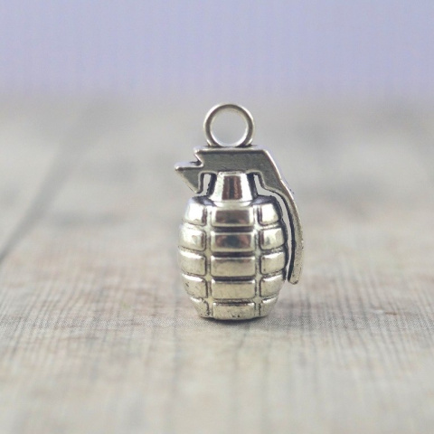 ZAWIESZKA GRANAT SREBRNY 22x11 mm.